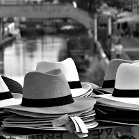 Cappelli in vendita sul naviglio di 