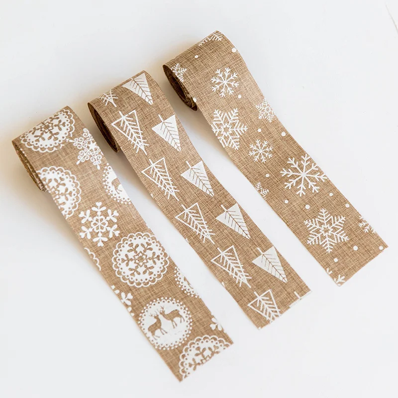 Kerstmis Sneeuwvlok Eland Jute Lint Strik Ornament. Voeg rustieke charme toe aan je kerstboom. Perfect om op te hangen en te decoreren.