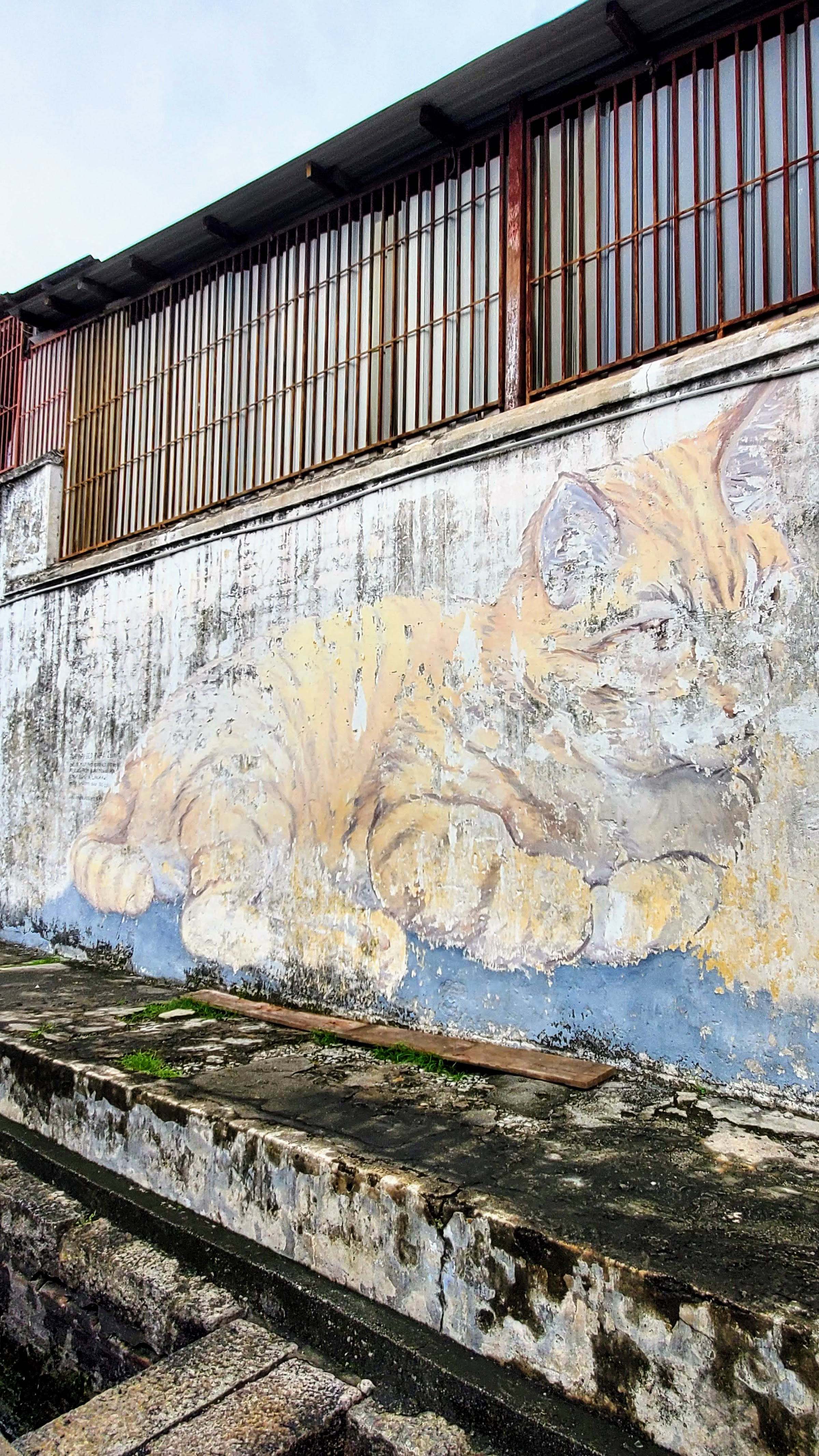 Tips on visiting George Town Street Art: the series of 12 works for 101 Lost Kittens, the works of Thailand artist Natthapon Muangkliang and Malaysian artists Louise Low and Tang Yeok Khang calling attention to the plight of street animals. The Skippy For Penang mural is the largest of the series and unfortunately has faded over time, and became an icon for art pieces with the original inspirational cat being adopted and who sadly passed away in January 2019.