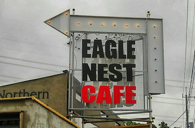 ダットサントラックのテイクアウト・地元飯・EagleNestCafe・ハンバーガー・ワッフルに関するカスタム事例の投稿画像1枚目