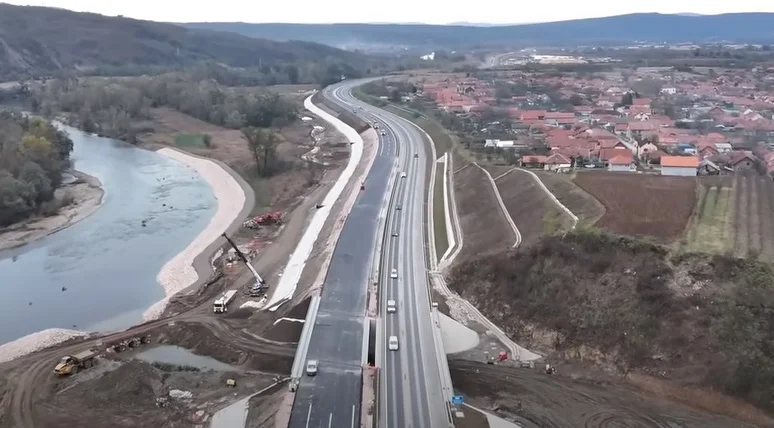 Meštani čačanskih sela protestuju u sudu zbog odugovlačenja eksproprijacije zemlje za auto put