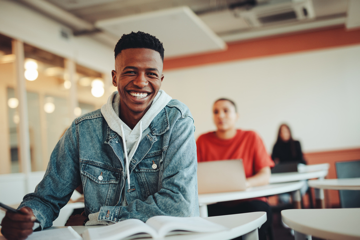 alunos felizes em um MBA