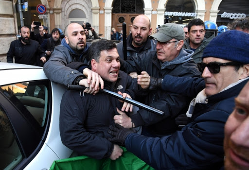 Sukob italijanskih taksista i policije tokom protesta zbog Ubera (VIDEO)