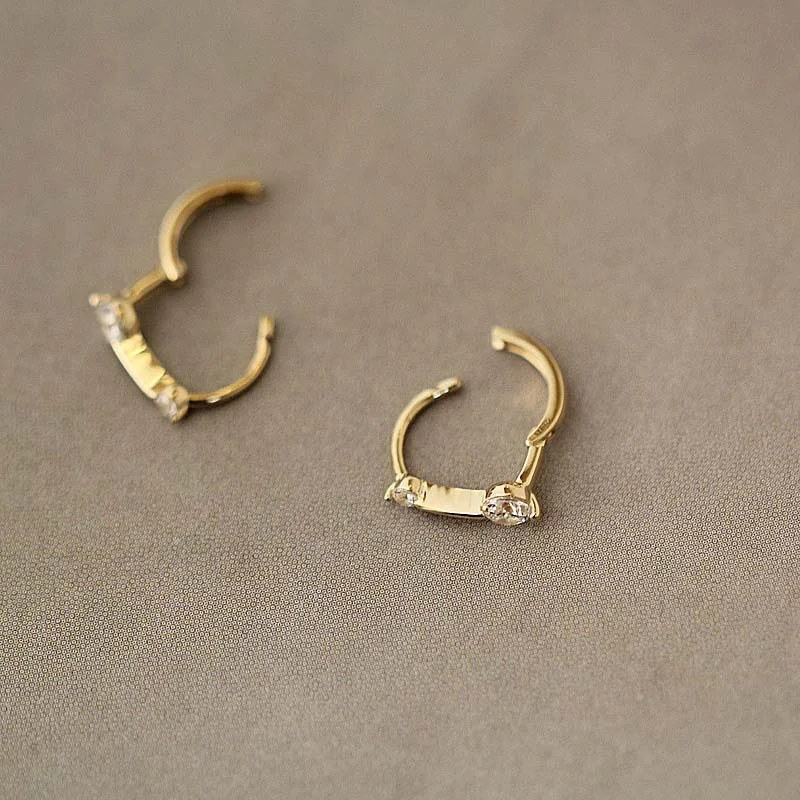 Boucles d'oreilles en or pur 9 carats avec petits diamants en zirconium, parfaites pour un éclat subtil et élégant, au quotidien.