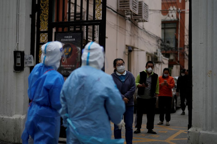 Residents line up for nucleic acid tests during a lockdown, amid the coronavirus disease (COVID-19) pandemic, in Shanghai, China, April 16, 2022. REUTERS.