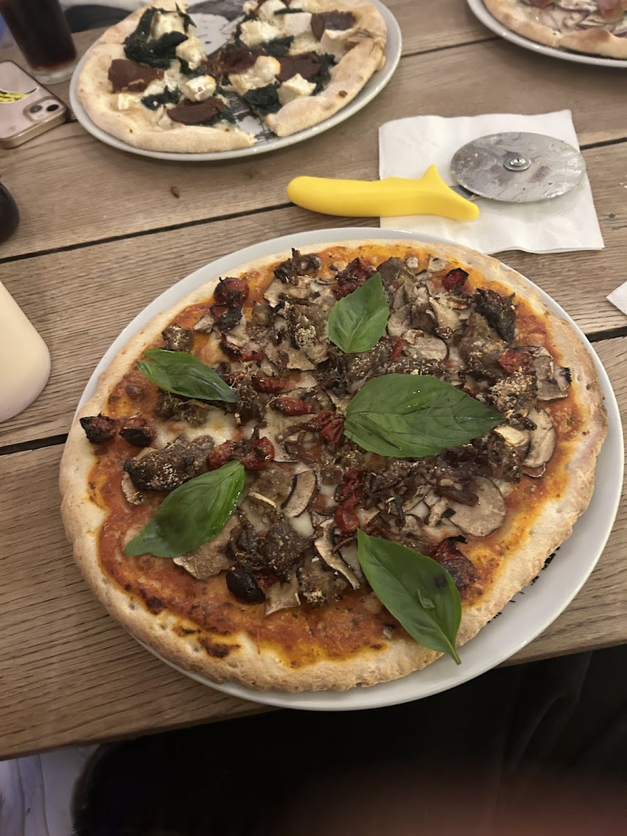 Meatball, mushroom and caramelised onion GF pizza