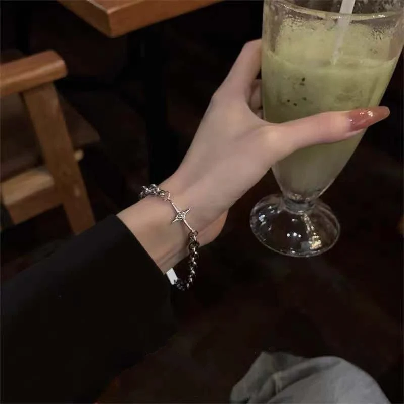 Trendy retro armband van titanium staal met speciaal design. Een uniek accessoire voor een stijlvolle en opvallende look, ideaal voor speciale gelegenheden.