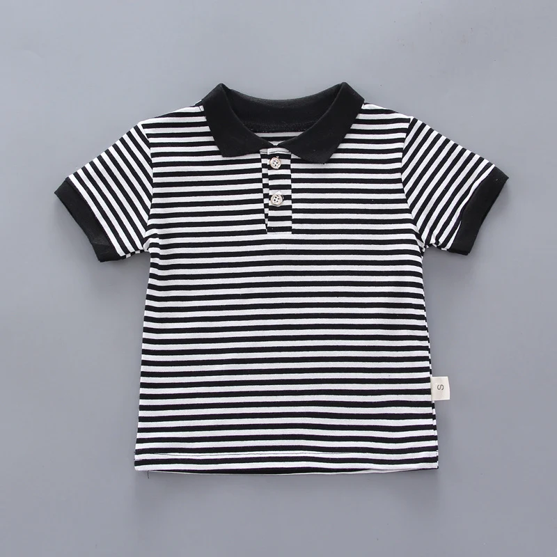 Traje de manga corta a rayas blancas y negras con solapa de moda. Ideal para un look moderno y elegante, perfecto para diversas ocasiones.
