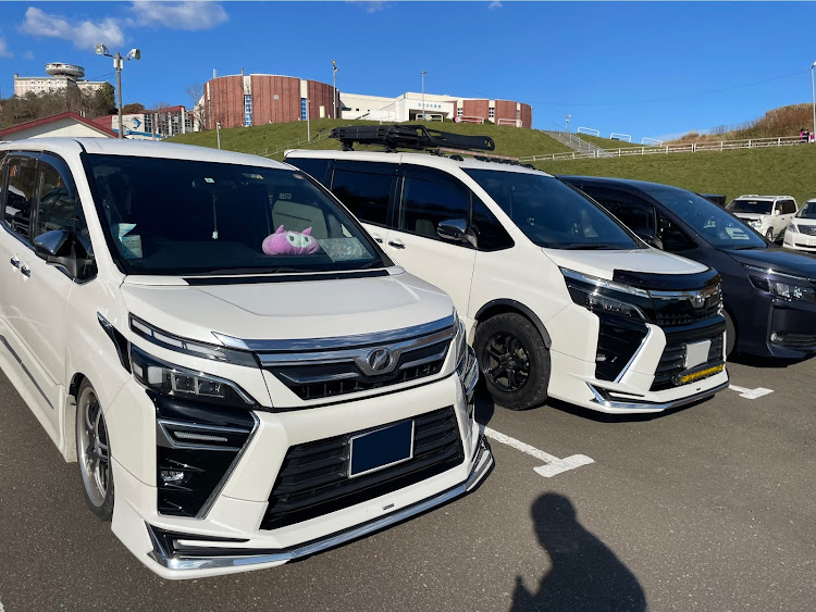 ヴォクシーのオフロード・札幌・アゲ・ルーフマーカー・サイド出しマフラーに関するカスタム事例の投稿画像1枚目