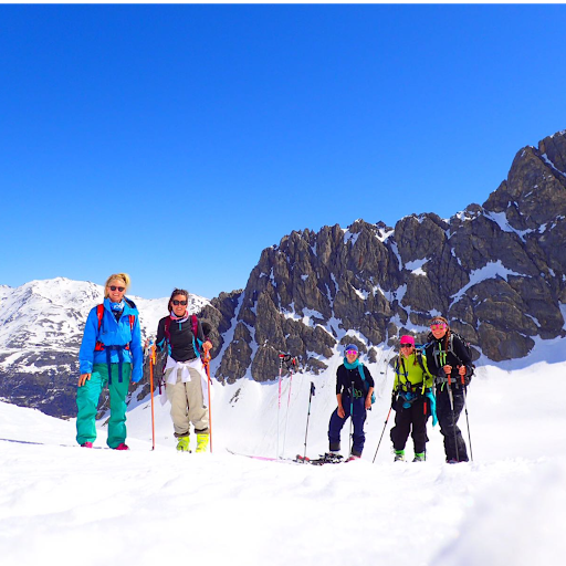 Girls skitouring