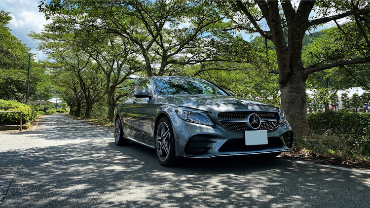 Cクラス セダンのTint テールランプフィルム・生まれて初めてフィルム貼り・久しぶりのいじりネタ・お昼はつけ麺・紳士の渋いチューンを目指すに関するカスタム事例の投稿画像1枚目