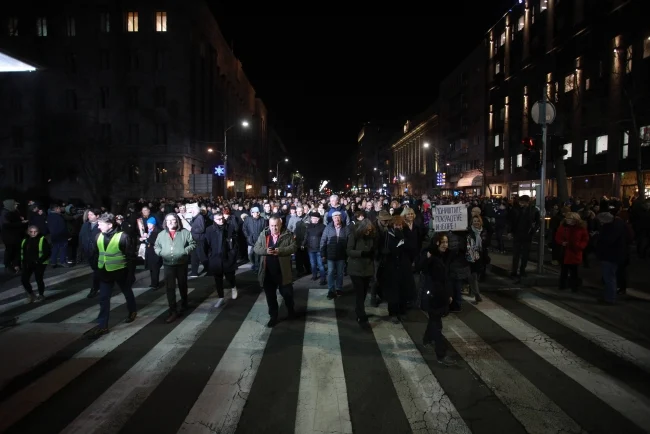 Učesnici protesta Srbija protiv nasilja ispred RTS-a, zvižduci za rad tog medijskog servisa