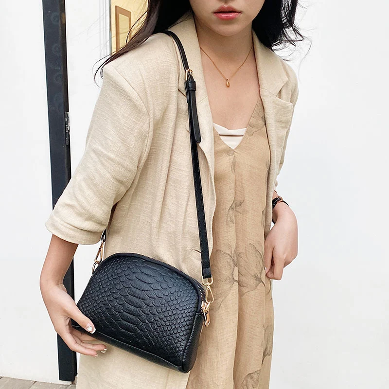 Nova Bolsa Feminina de Couro de Vaca de Alta Qualidade Ombro Transversal Moda. Leve seus pertences com elegância e sofisticação, perfeita para qualquer ocasião.