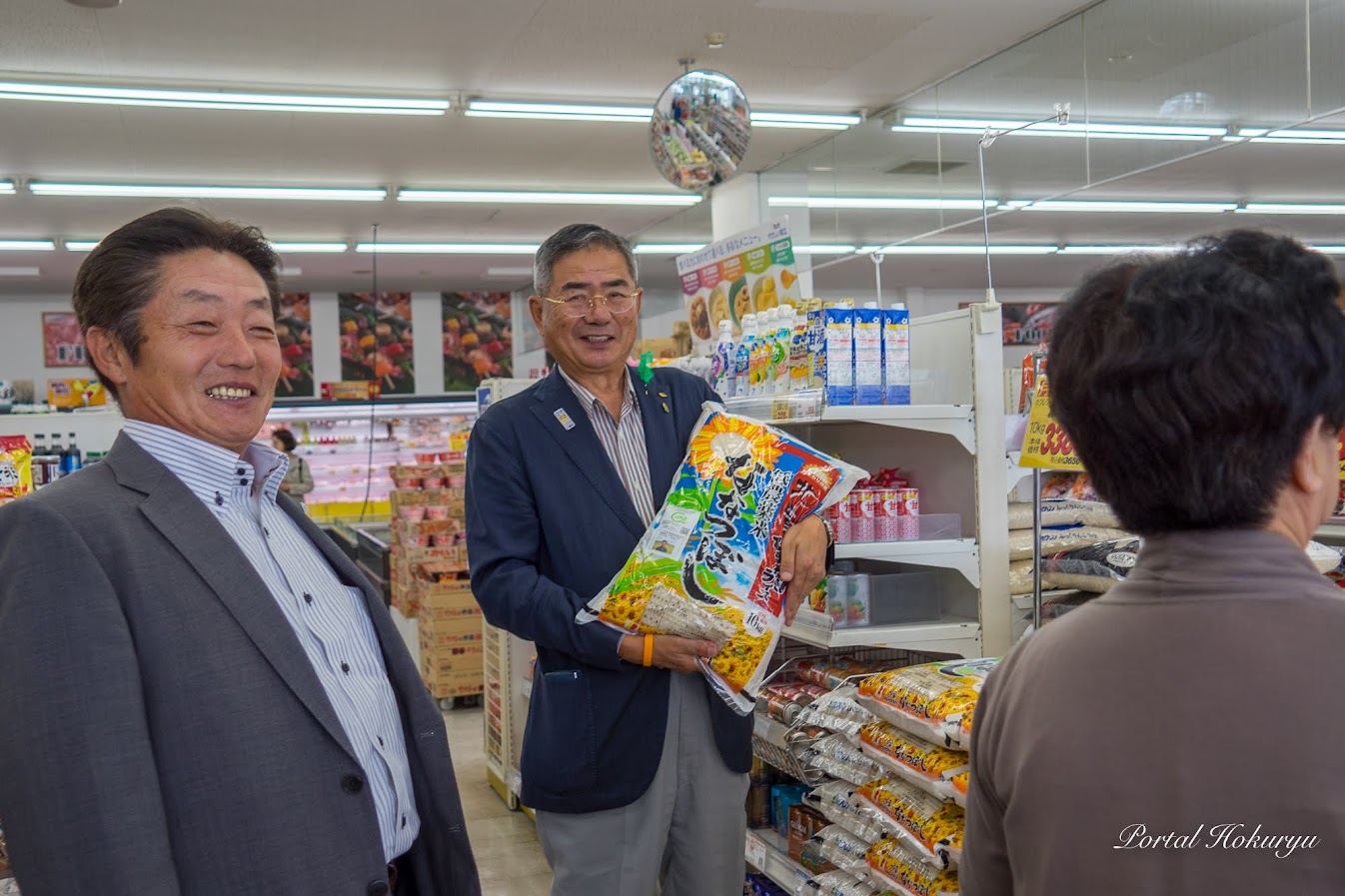 ひまわりライスをＰＲされる北竜町・佐野豊 町長