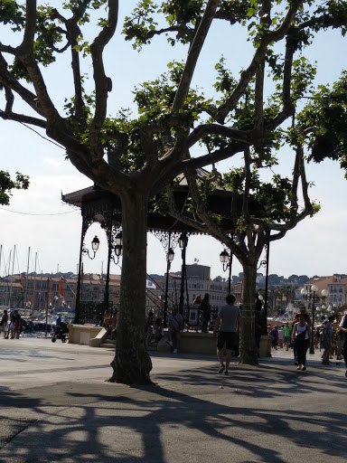 Kioske Sur Le Port De Sanary