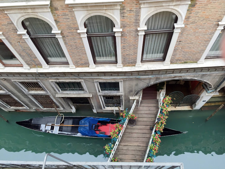 JD Lasica: "We opened our hotel window, peered down the narrow alleyway and spotted a gondola, as if offering a classic Venetian greeting."