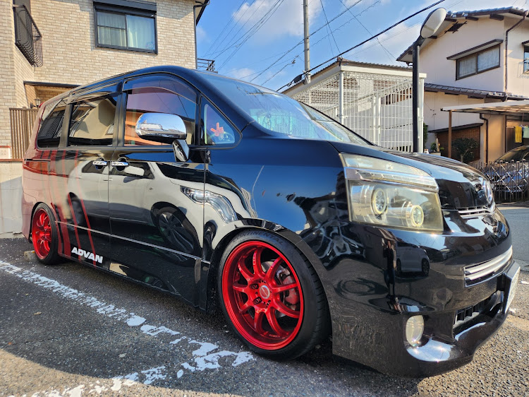 ヴォクシーのCUSTOM雅FAMILY・ぶっちぎり☆ワークス・K-BREAK・ADVANカラーに関するカスタム事例の投稿画像1枚目