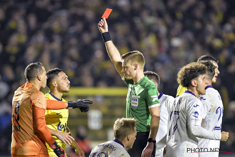 🎥 De duidelijkste rode kaart ooit? Bekijk de perfecte worstelsprong van Mac Allister op Dolberg