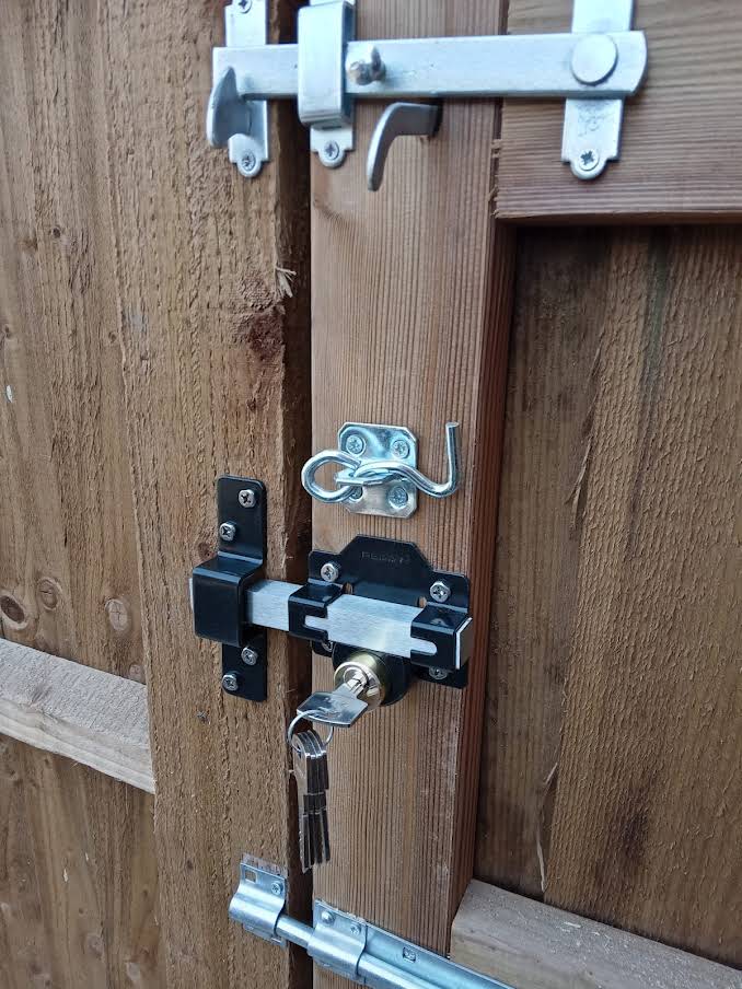 Double locking Perry Bar supplied with FIVE keys