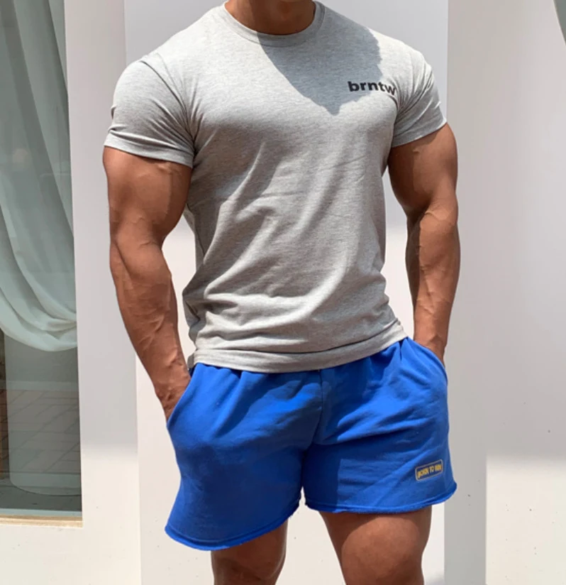 Maglietta sportiva da uomo slim fit con fascia elastica, perfetta per il fitness. Top sportivo funzionale come base per l'allenamento.