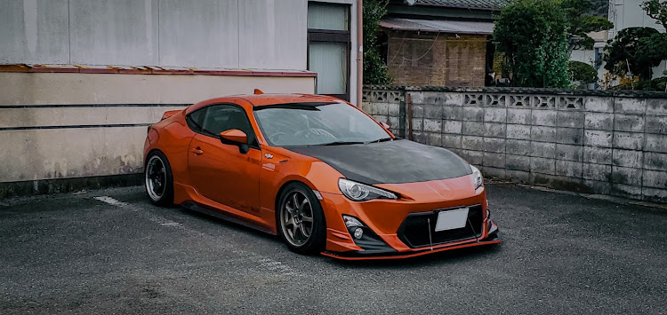 86のホイール交換・🍊・エンブレムレス・ボンネット塗装に関するカスタム事例の投稿画像1枚目