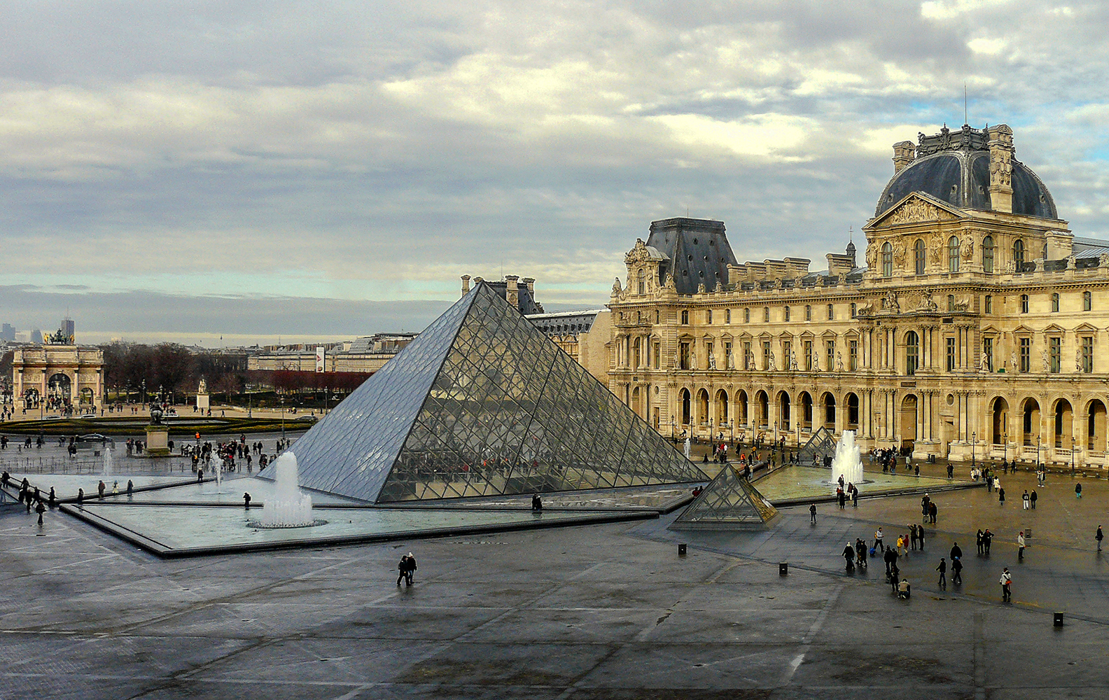 Le Louvre di VILLA MARIO