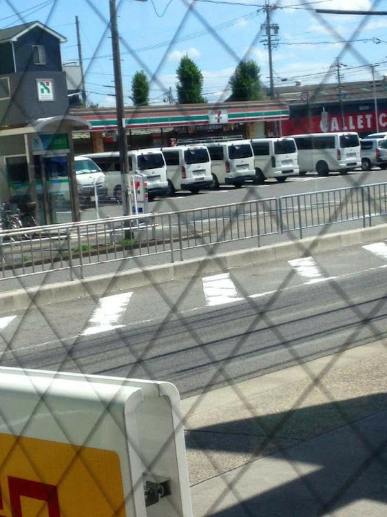 kazuさんが投稿した職人の昼休み・ハイエース人気・キャラバン頑張れに関するカスタム事例の投稿画像1枚目