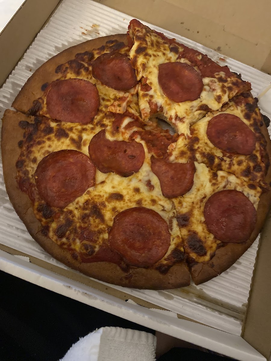 This gf is sooooo amazing. It’s nice having a chewy gF crust Vs the so-often thin and crispy. The sauce and cheese is delicious as well. Yummmy!
