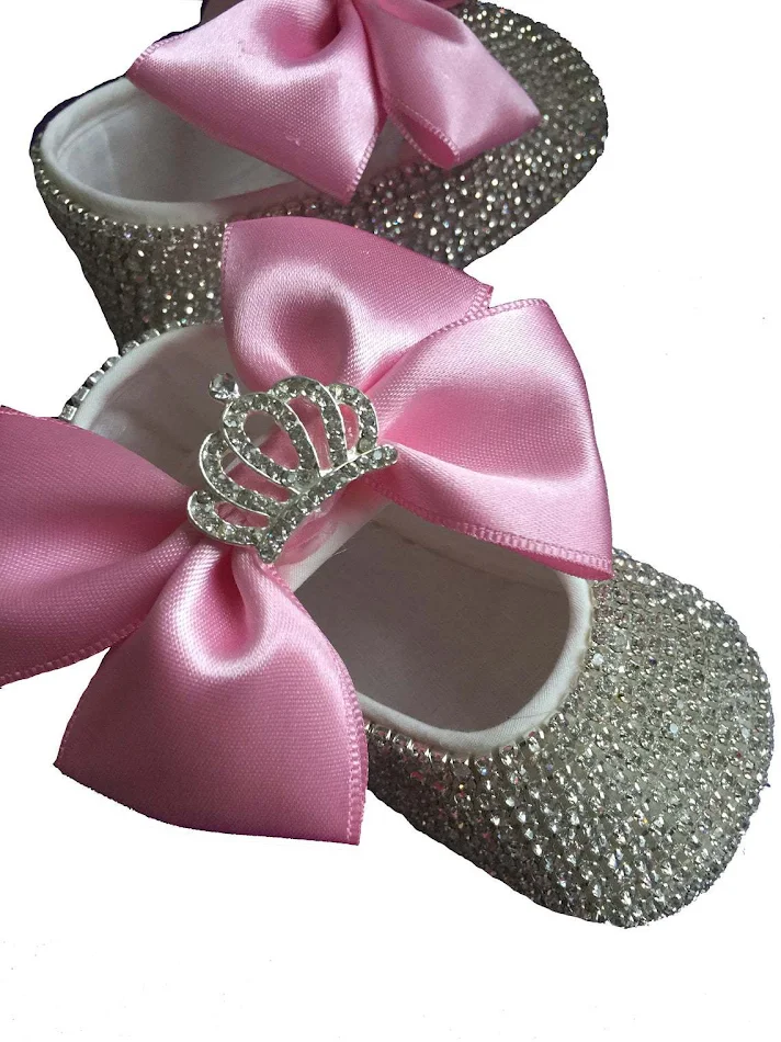 Pasgeboren babyschoentjes met strass steentjes Fotografie studio rekwisieten voor kindermode. Perfect voor foto's.