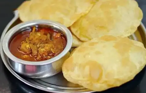 5 Luchi With Kadhai Chicken [2 Pieces]