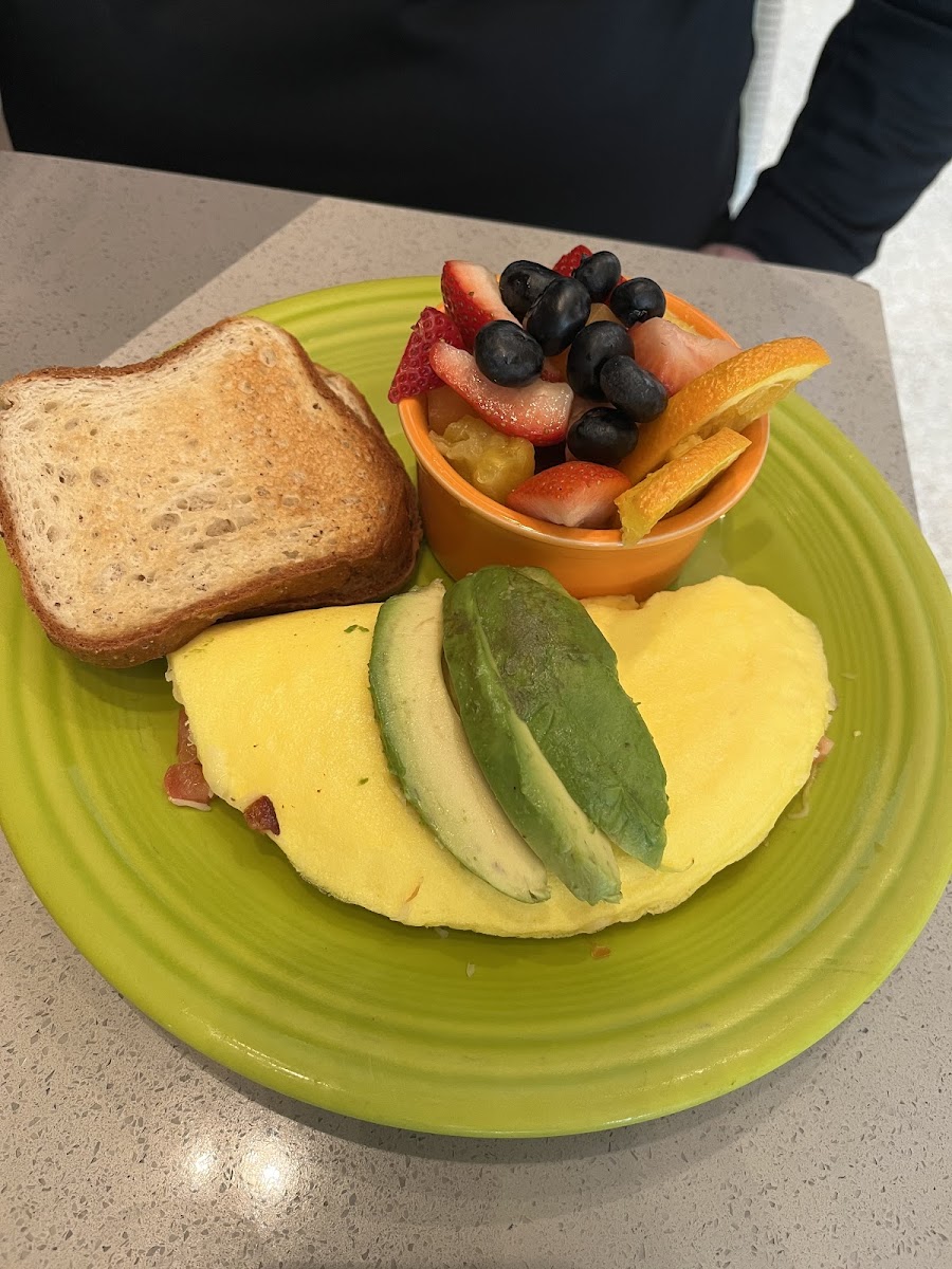 @Overlook Grill - omelette with avocado, Gf toast and sode fruit salad