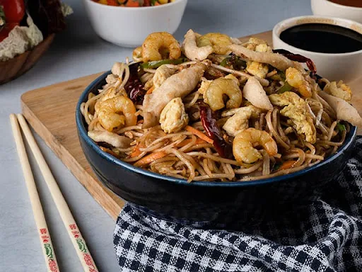 Mixed Chilli Garlic Hakka Noodles