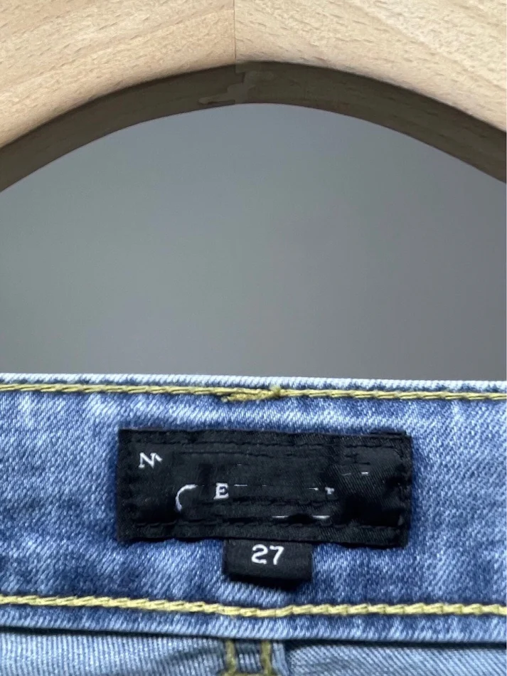 Dames jeans met hoge taille en split aan de zijkant voor de lente. Comfortabele, rechte pijpen en een stijlvolle uitstraling.