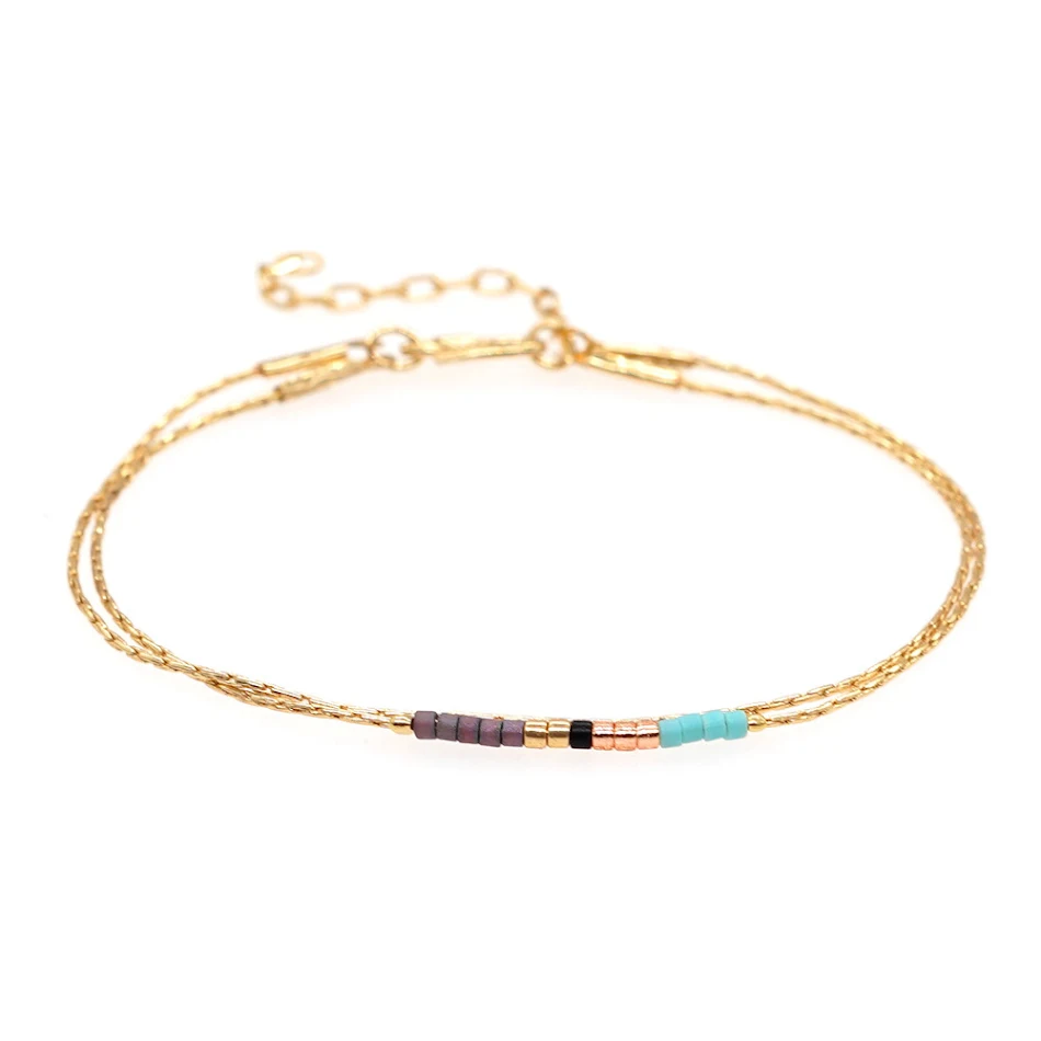 Damesmode armband met gouden draad, dubbellaags en kralen. Een stijlvol accessoire, perfect voor dagelijks gebruik of speciale gelegenheden.