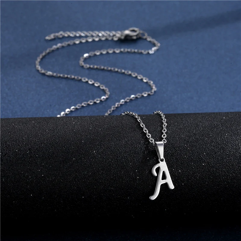 Zachte, lichte letterketting voor het sleutelbeen. Accentueer je hals met deze elegante, comfortabele ketting, perfect voor dagelijks gebruik.