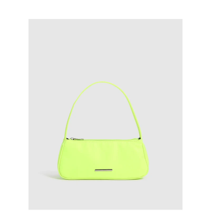 Sac à bandoulière en nylon Oxford pour femme, tendance et pratique. Un accessoire élégant pour un look moderne et confortable.