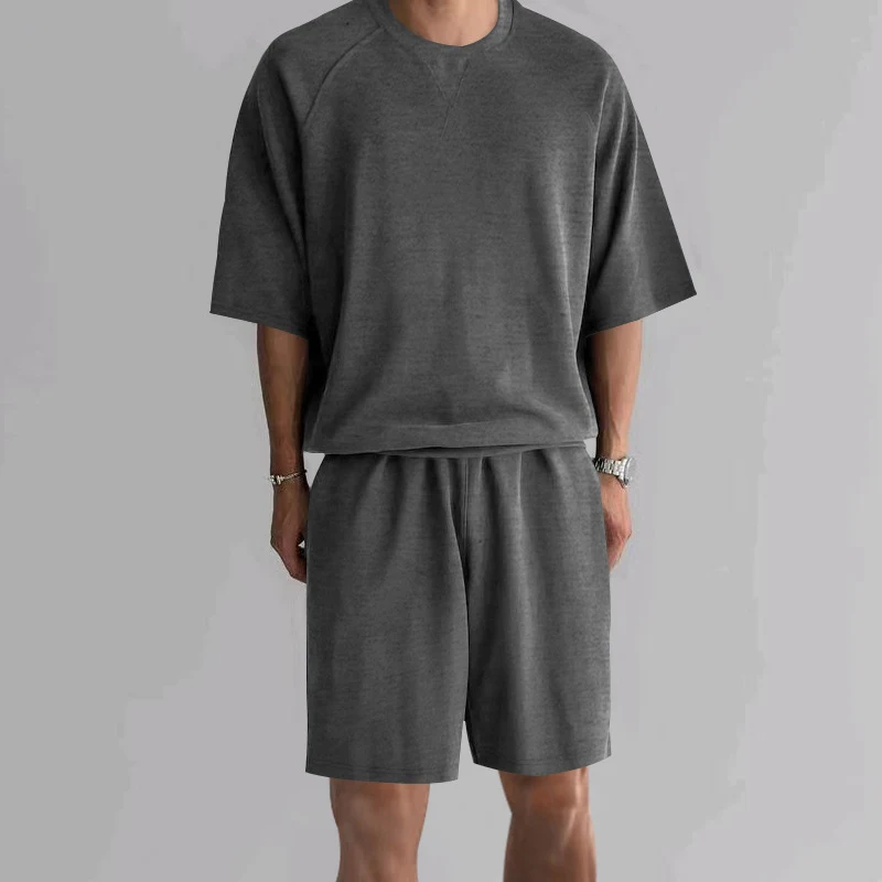 Conjunto de dos piezas deportivo de hombre con cuello redondo y shorts de felpa, ideal para deporte y comodidad en verano.