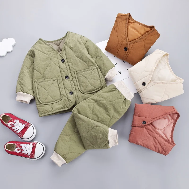 Nieuwe Koreaanse tweedelige baby-pak met dik fluweel. Ideaal voor de winter. Houdt uw baby warm en knus.