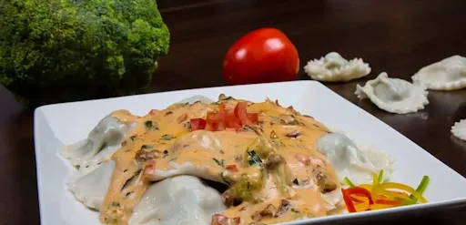 Veg Ravioli 6 In Sundried Tomato & Creamy Sauce