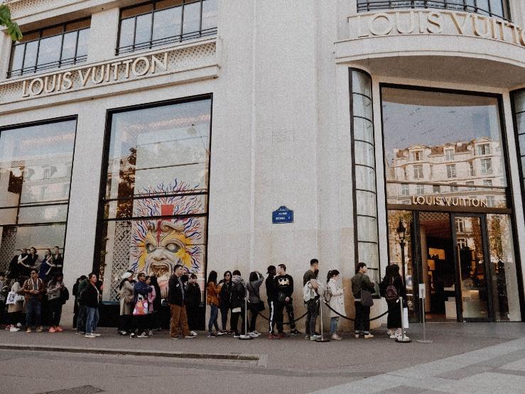 A group of people standing in front of a building

Description automatically generated with medium confidence