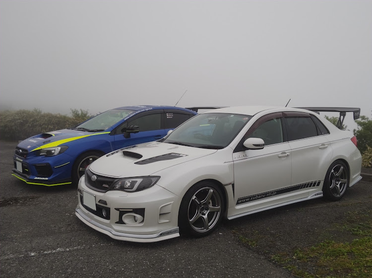 WRX STIの蛍光イエロー・こっそりリニューアル計画中🙊・自然に溶け込む⁉️・アネスト岩田スカイラウンジ・撮影会に関するカスタム事例の投稿画像4枚目