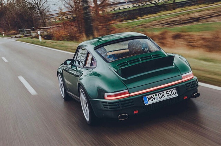 911 クーペの愛車のお尻はこんな感じ・ミッドナイトブルーメタリック・frogeye・ポルシェ964・RUF SCRに関するカスタム事例の投稿画像4枚目