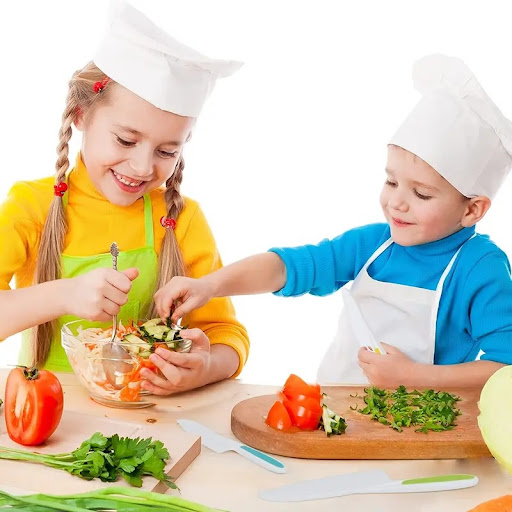 Title 8, Childrens Plastic Toy Knife Set a safe and fun...