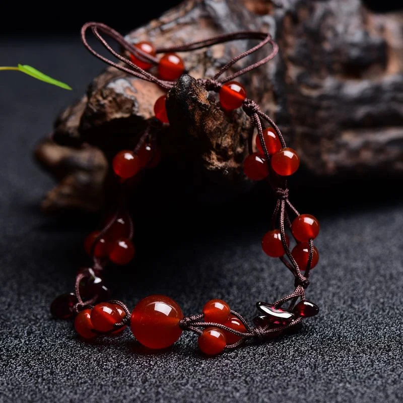 Pulsera de cristal de granate simple y moderna para mujer, un accesorio elegante y fácil de combinar, perfecto para realzar tu estilo diario.