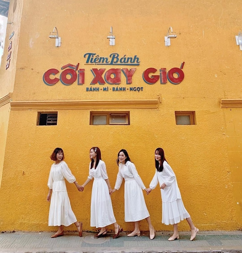 Váy trắng luôn là item thích hợp khi đi du ngoạn Đà Lạt  - check in tiệm bánh Cối Xay Gió (Nguồn: Internet)