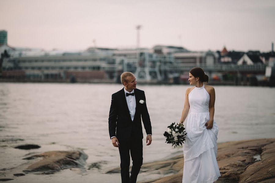 Fotógrafo de casamento Reetta Tulemo (taydenkuunkuva). Foto de 24 de dezembro 2018