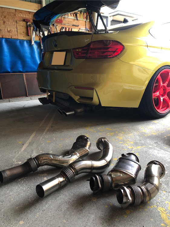 M4 クーペのダウンパイプやっと届く・早速ダウンパイプへ交換作業・M4初のマフラー弄り・流石に体力的に疲れました・マフラー交換途中までに関するカスタム事例の投稿画像3枚目