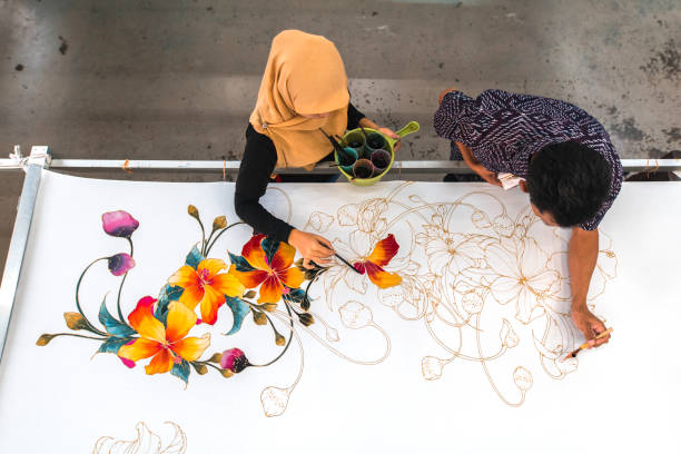 Belajar membuat batik untuk merayakan Hari Batik Nasional (Photo: Getty Images)