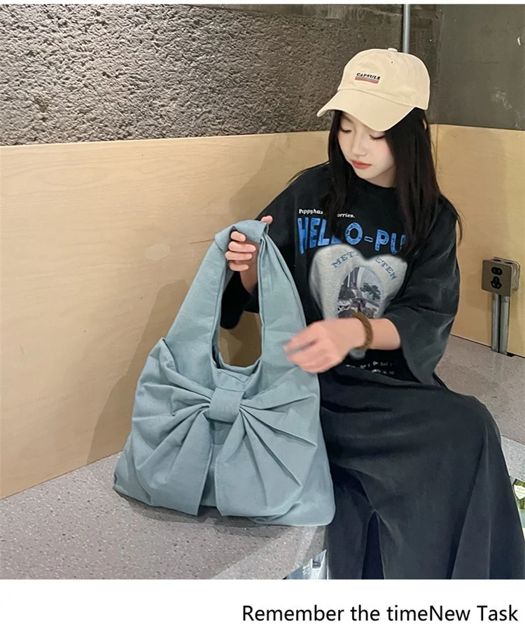 Title 13, Große Bow Schultertasche aus gewaschenem Denim-...