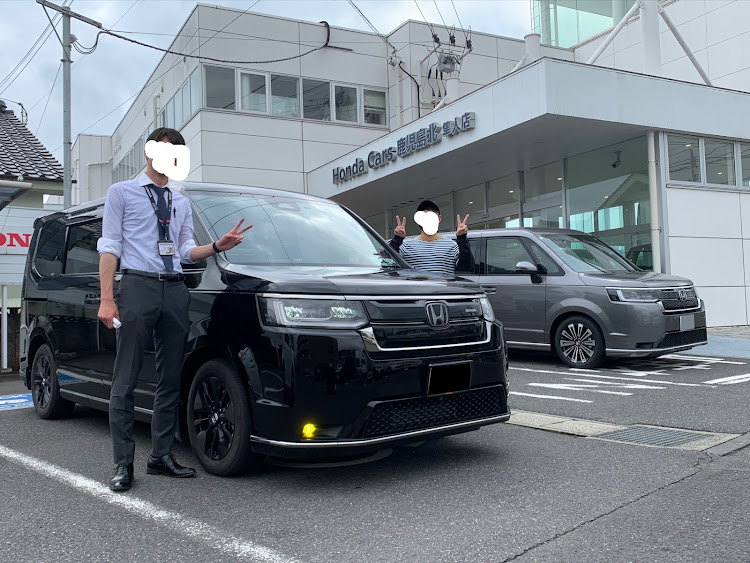 ステップワゴンスパーダの新型ステップワゴンスパーダ・鹿児島・Dの担当者と📷・お疲れ様でした✨・しれっとステップコラボ😁に関するカスタム事例の投稿画像1枚目
